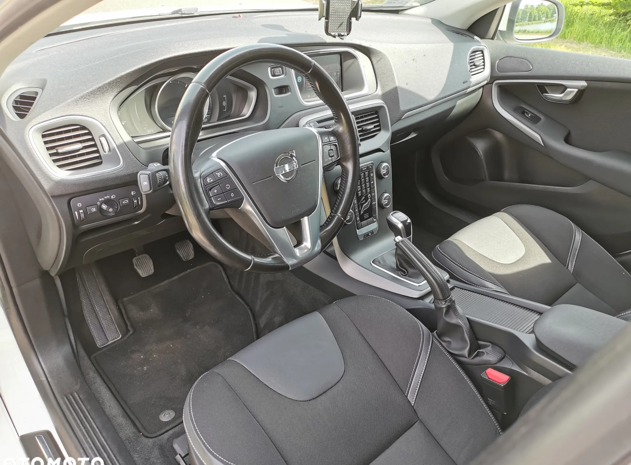 Volvo V40 cena 42300 przebieg: 233783, rok produkcji 2015 z Ustroń małe 92